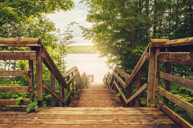 Foto paesaggio diurno al lago di kettles dell'ontario canadese a midland con scala in legno verso l'acqua