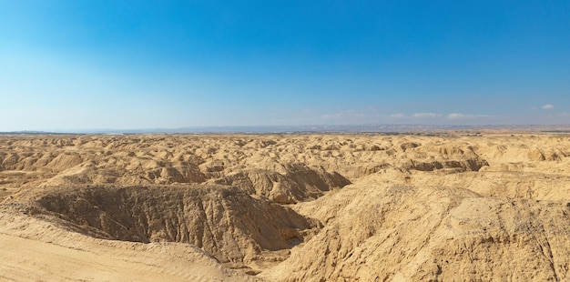 ヨルダンとイスラエルの国境にある砂漠の風景