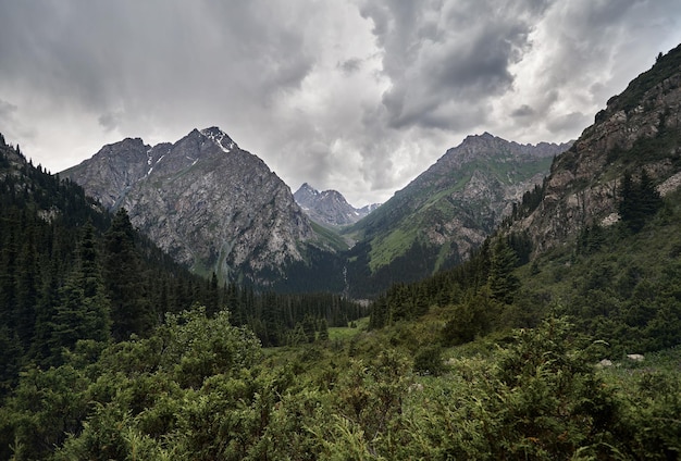 Foto paesaggio di montagne drammatiche