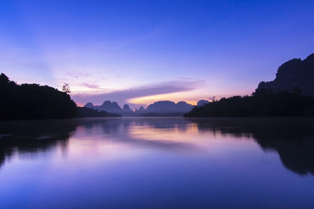 湖の上の夕暮れの風景