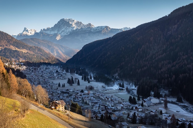 Belluno, Dolomiti, Italy의 Monte Civetta가있는 falcade의 풍경