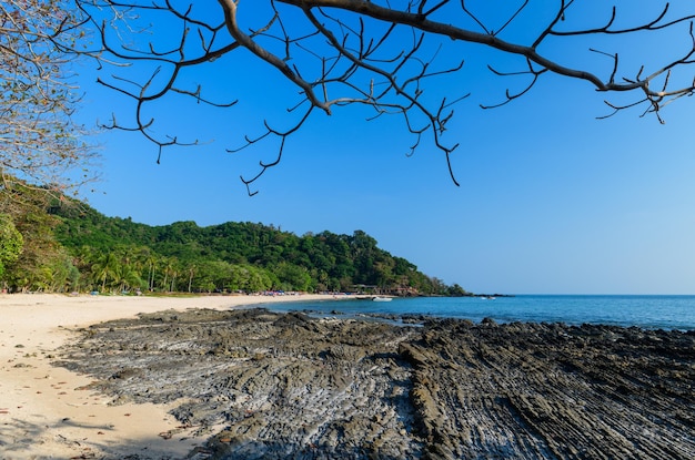 Photo landscape of farang beach or charlie beach there are many rock on the sandy beach trang thailand