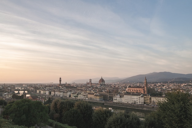 Foto paesaggio di firenze, italia dal punto di vista della città in un bel momento della giornata.