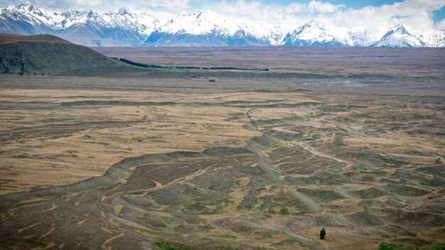 Пейзаж, образованный ледником со снежными горами на заднем плане, снят в текап, новая зеландия