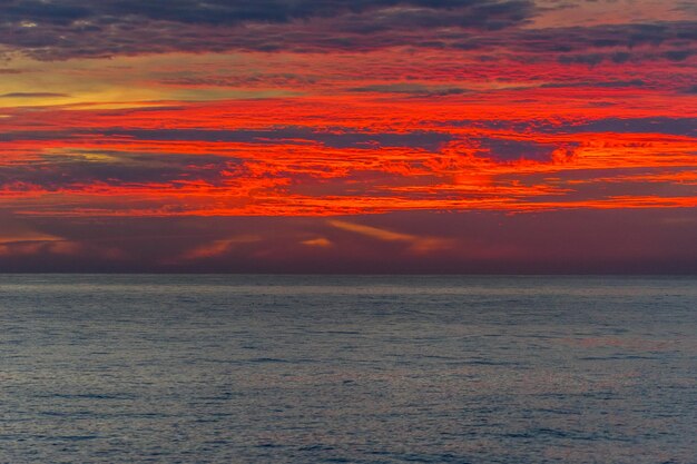 写真 海を見下ろす高さからの景色と明るい日没