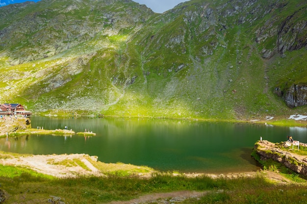 중앙 루마니아에있는 fagaras 산에있는 transfagarasan balea 빙하 호수에서 풍경.