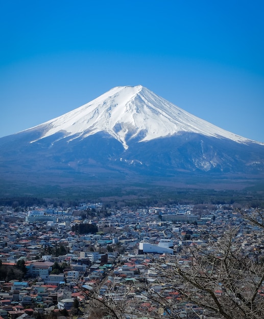 Paesaggio di fuji mountain a fujiyoshida. fuji è il famoso punto di riferimento naturale del giappone.