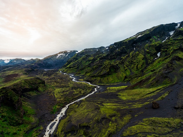 Пейзаж горной местности в Исландии