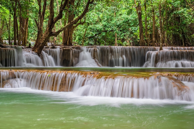 Пейзаж водопада Хуай Мае Хамин Национальный парк Сринакарин в Канчанабури, Таиланд. Водопад Хуай Мае Хамин Второй этаж "Ман Камин"