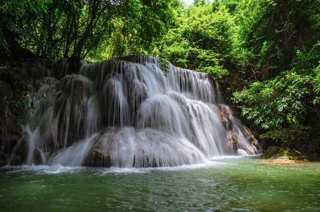 タイのカンチャナブリにあるHuaimaekhamin滝Srinakarin国立公園の風景。Huaimaekhamin滝3階「Wangnapa」