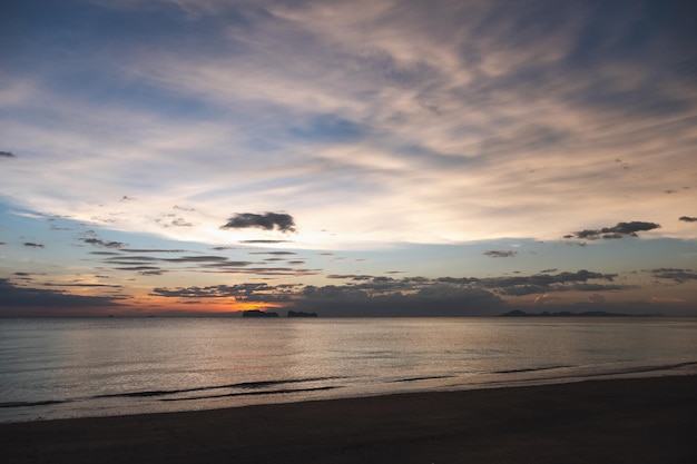 海の美しい夕焼け空の風景画像