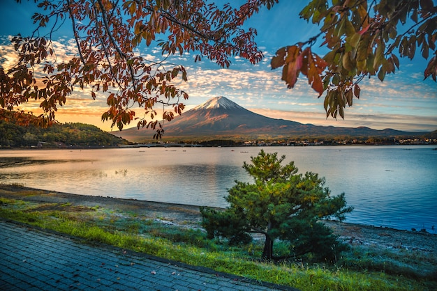 Immagine del paesaggio del monte. fuji sul lago kawaguchiko con fogliame autunnale all'alba