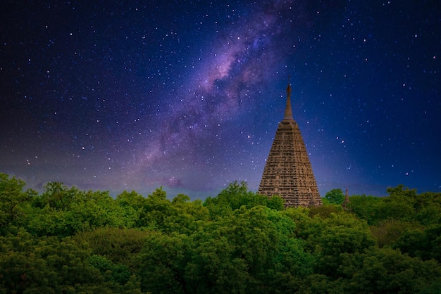 바간 미얀마에서 밤에 은하수가 있는 고대 탑의 풍경 이미지