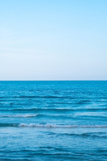 写真 青い空を背景に熱帯の白いビーチの風景画像