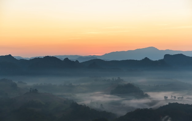 朝、高山で揺れる空、山の複合体、白い霧の風景画像