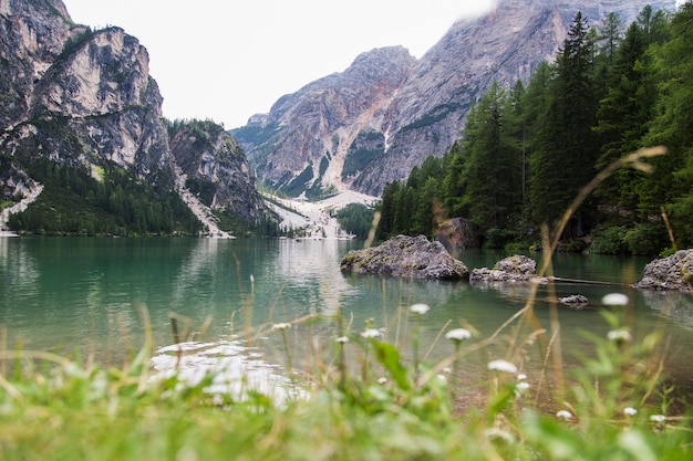 Пейзаж озера Лаго-ди-Брайес в итальянских Доломитовых Альпах. (Pragser Wildsee) Доломитовые Альпы Южного Тироля