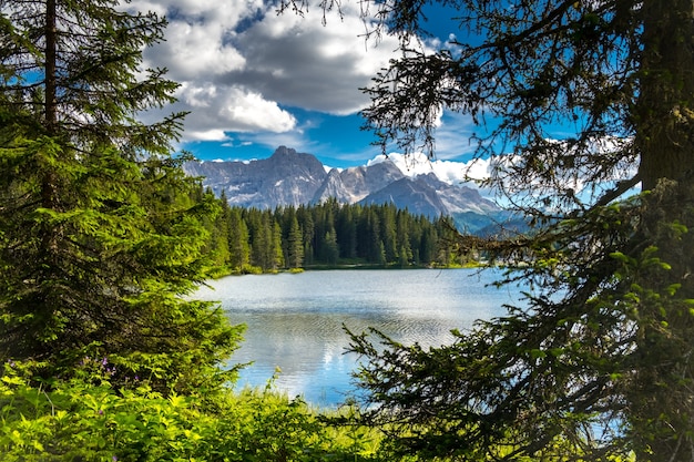 Paesaggio sul lago di misurina nelle dolomiti italiane