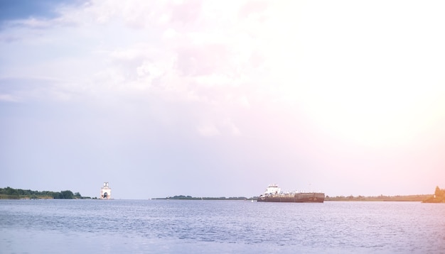 Photo landscape lake. texture of water. the lake is at dawn. the mouth of the river at the confluence of lake.