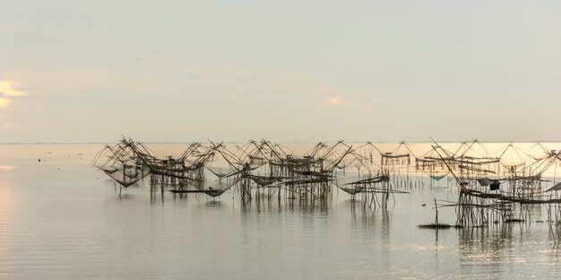 写真 パタリンのpakpraでの日の出と地元の漁師の風景の湖の眺め