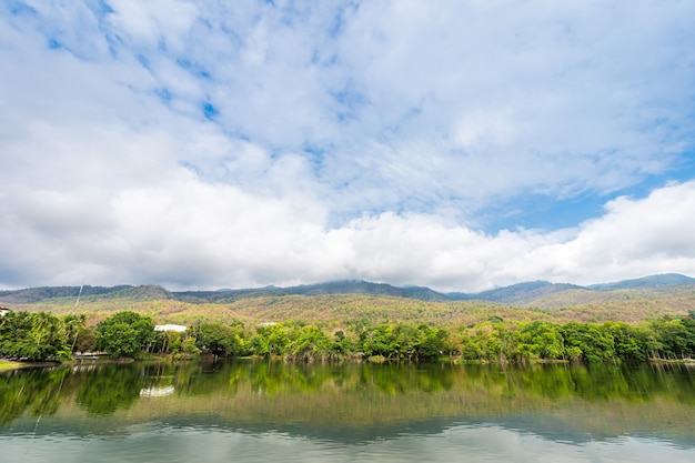 Vista sul lago del paesaggio presso l'università di ang kaew chiang mai nella foresta naturale vista sulle montagne cielo blu primavera con nuvole bianche.