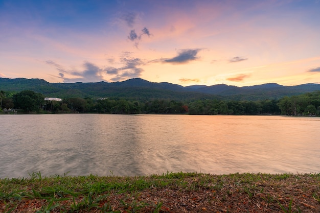 Vista sul lago del paesaggio presso l'università di ang kaew chiang mai nella foresta naturale vista sulle montagne con sfondo blu cielo al tramonto drammatico di sera