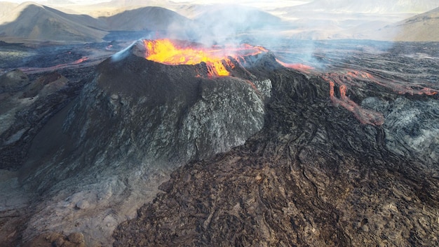 Photo landscape of lightening erupting mauna loa volcano in hawaii with smoke and hazy sky