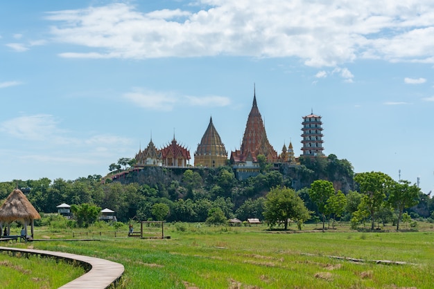 タイ、カンチャナブリのワットタムスア寺院（タイガーケイブテンプル）の緑豊かなフィールドと周囲の山々の風景