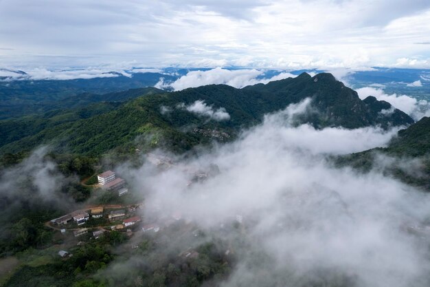 Photo landscape of morning mist with mountain layer at north of thailand mountain ridge and clouds in rural jungle bush forest