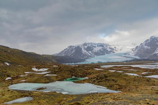 アイスランドの風景山と氷河