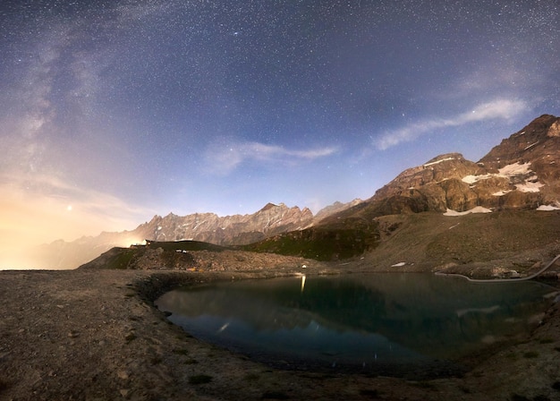 夜の山の湖の風景