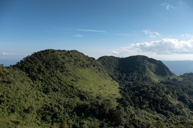 Doi Luang Chiang Dao 국립 공원의 야생 동물 보호 구역에있는 산맥의 풍경