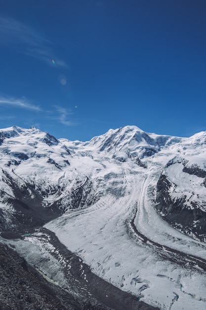 風景山の雪とスイスの霧