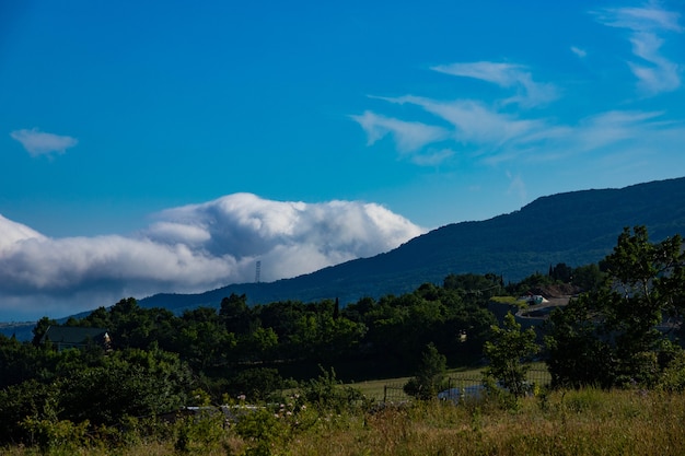 グルズフの上のクリミア山脈の雲と山の谷の風景。