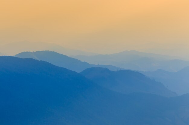 Пейзаж горы и теплый свет и дождливая природа, Doi Inthanon, Чиангмай, Таиланд