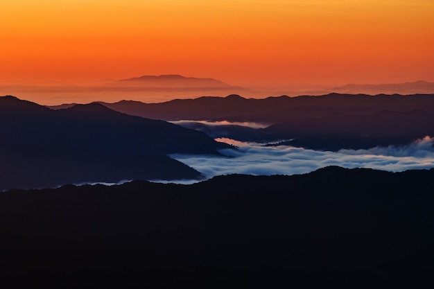 ナン省タイの霧と山の風景