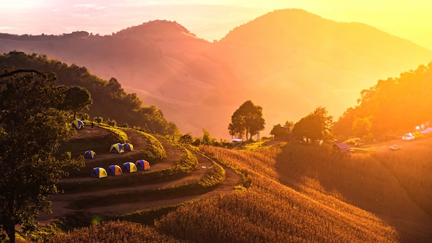 пейзаж горы с закатом в Нан Таиланде