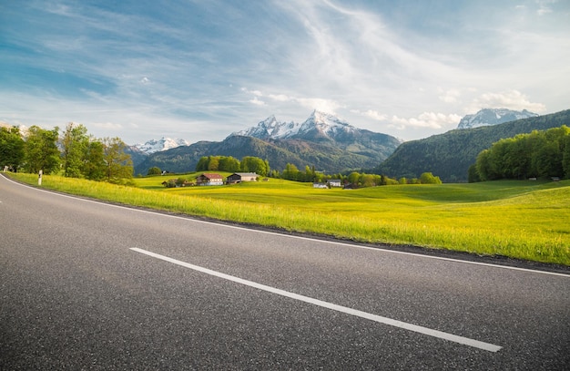 天空に照らされた道路の風景と山々