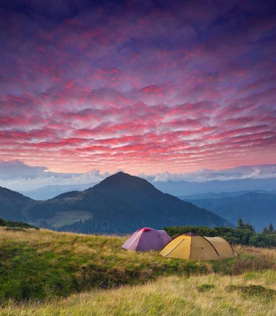 山のキャンプの風景