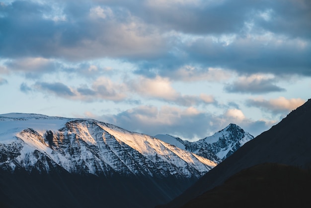 雪に覆われた山の風景