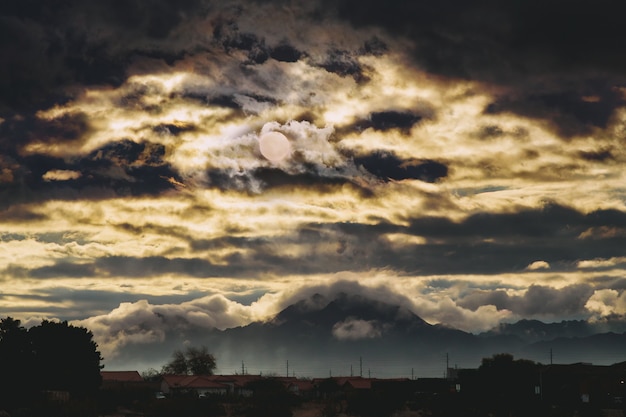 Foto abbellisca le montagne all'alba nel sud-ovest americano