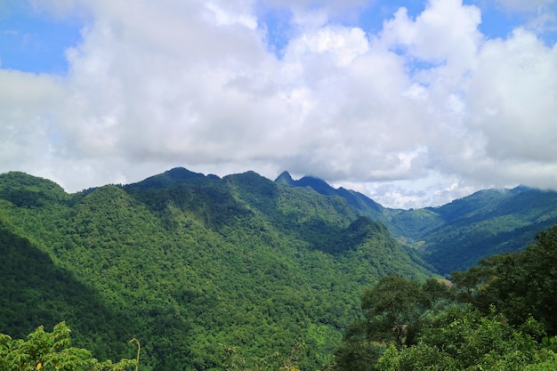 タイの田舎の雲と青空の山の風景。