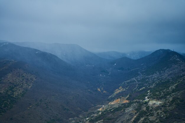 曇りの日に曇り空と霧の山の風景