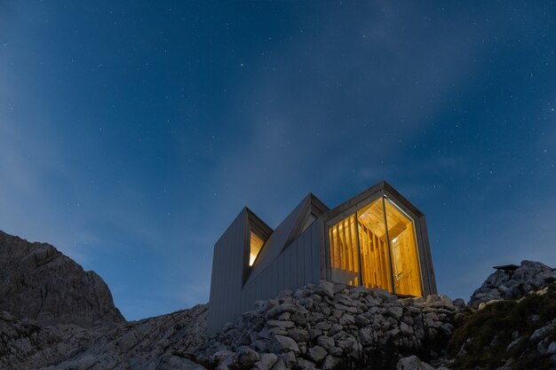 Paesaggio di montagne con una casa in cima