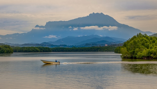 マレーシア、ボルネオ、サバ州のキナバル山の風景