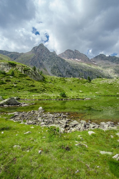 風景自然の山の景色夏のピレネー山脈、アラゴン、スペイン