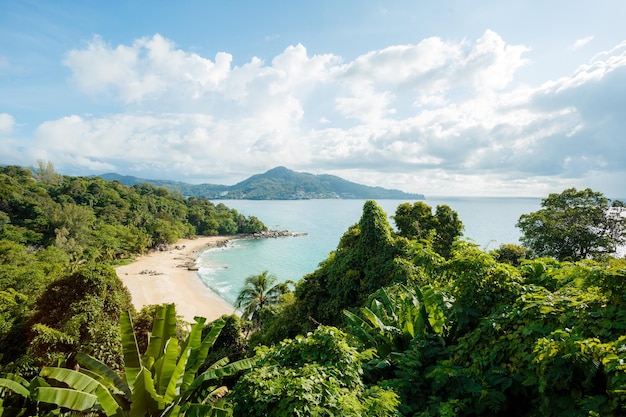 Paesaggio della spiaggia naturale del mare a phuket thailandia viaggio in thailandia bellissimo luogo di destinazione