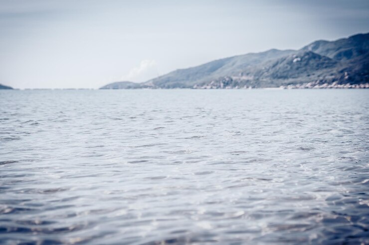 Photo landscape nature beautiful background shines summer day ripple water waves light white grey tone shadow on sunlight spa travel sea marble water surface texture blurred ripple horizon wallpaper