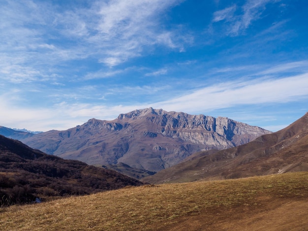 写真 北オセチアアラニア共和国の山々の風景自然の眺め