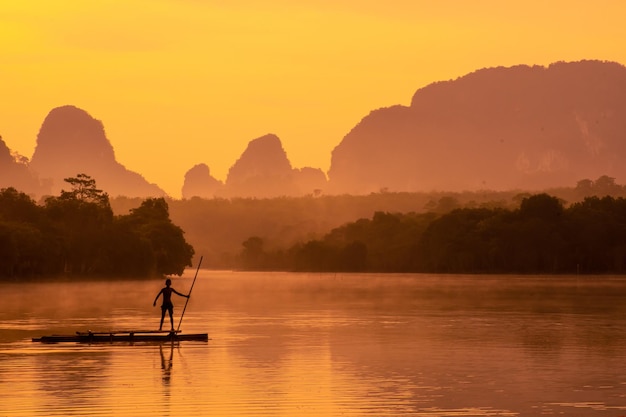 タイのクラビにあるノング・タレ湖の風景