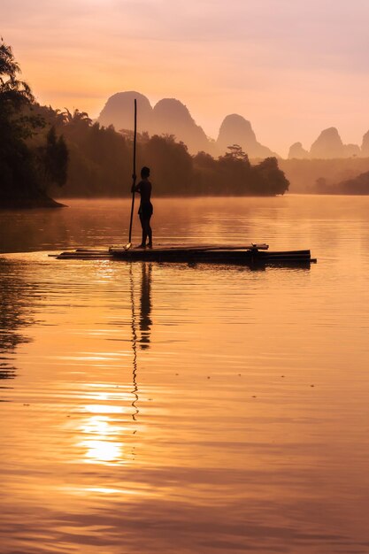 タイのクラビにあるノング・タレ湖の風景